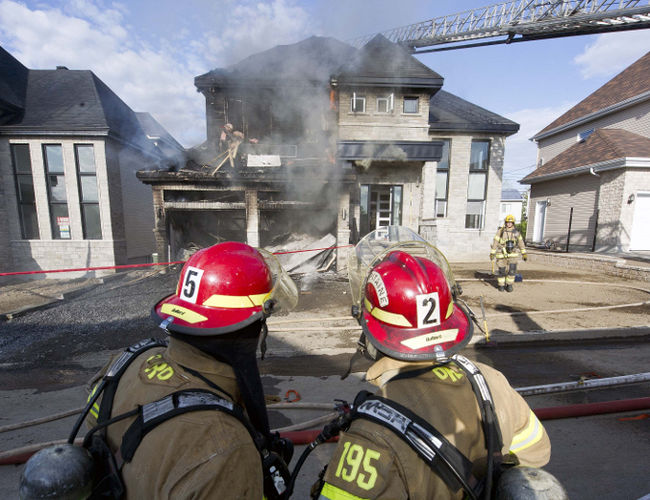 Une résidence unifamiliale de Laval a été complètement détruite par un incendie d’une forte intensité, vendredi après-midi.