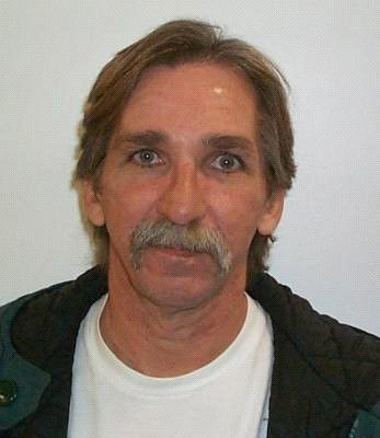 Sur la photo, Jean-Pierre Duclos, 56 ans, est recherché par le Service de police de Montréal. L'homme condamné à la prison à vie au début des années 1990 pour un meurtre horrible, s'est évadé, le lundi après-midi 27 mai 2013, lors d'une visite à l'hôpital de Verdun, à Montréal. Au moment de la fuite, il portait un chandail à manche courte blanc, jeans bleu et un manteau vert.