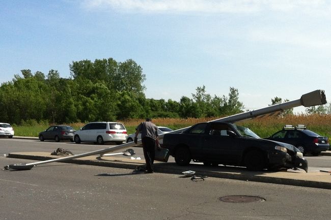 <p>Un automobiliste a percuter un lampadaire sur le boulevard de L,Avenir à Laval le 30 mai 2013 vers 15 h 05. MATHIEU COURCHESNE/L'ÉCHO DE LAVAL/AGENCE QMI