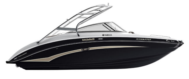 Le bateau de marque Yamaha Wakeboard Limited S-242 2011 de couleur noire et blanche visé par le trio de voleurs a une valeur de 65 000 $.