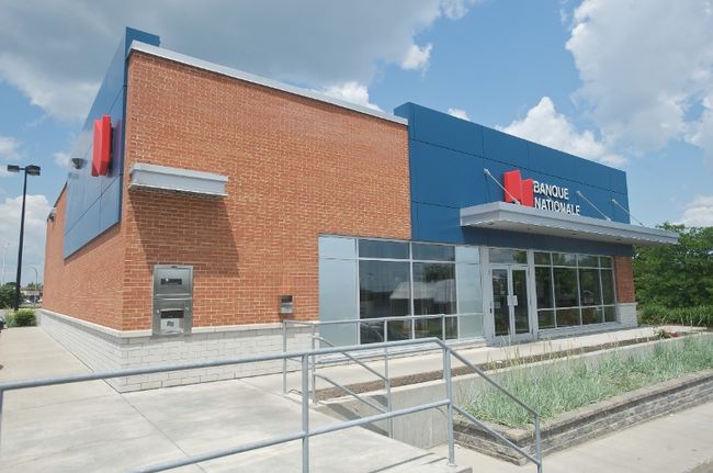 Un suspect s'est présenté dans cette succursale de la Banque Nationale du 4390 boulevard de la Concorde Est pour y voler de l'argent. Il a pris la fuite à pied.