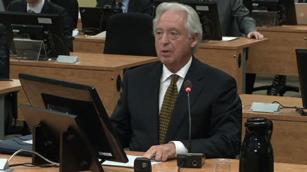 C'est un Claude Asselin visiblement mal à l'aise qui a commencé à témoigner devant la Commission Charbonneau mardi, après-midi.