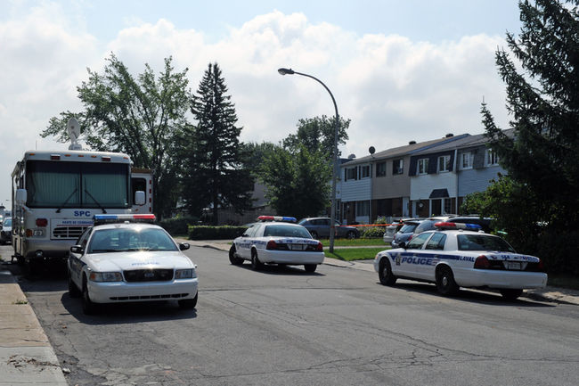 <p>La police de Laval enquête sur un possible drame familial qui s'est produit dans une résidence située au 2306, rue de Vérone, tout près de l'intersection de Vilars à Laval, ce mercredi de 28 août 2013.</p><p>MICHEL DESBIENS/AGENCE QMI