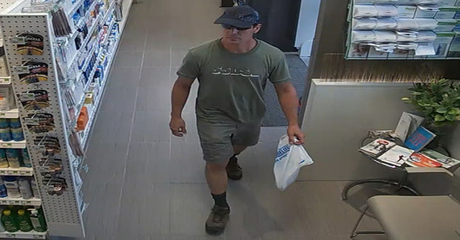 Le suspect est un homme d’environ 45 ans et qui mesure 5 pieds 9 pouces et pèse 170 livres