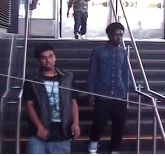 <p>Le Service de police de Laval tente d’identifier deux suspects qui ont commis deux vols qualifiés au métro Cartier. Description physique et vestimentaire : Suspect 1: Jeune homme d’origine asiatique ou indienne, parle français, il mesure 1 m 70, portait un t-shirt noir, une veste grise sans manche et un jeans bleu pâle. Suspect 2 : Jeune homme de race noire, parle français, il mesure environ 1 m 82, il portait une chemise de couleur bleu, un pantalon noir et des espadrilles bleu pâle.</p><p>COURTOISIE POLICE DE LAVAL