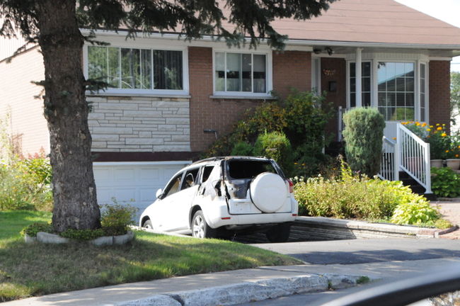 Les policiers et les pompiers sont intervenus vers 20 h 30 devant une résidence du quartier Chomedey, jeudi le 26 septembre.