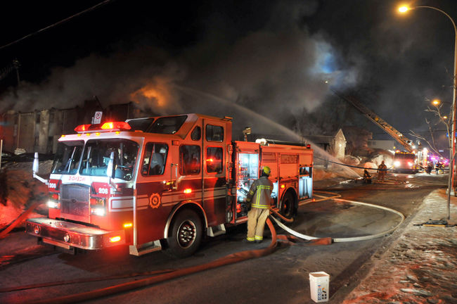 Deux familles de cinq et quatre membres ont été touchées par l’incendie qui a éclaté vers 21 h, vendredi le 10 janvier, dans un bloc appartement de la rue Jarry, à Chomedey. 