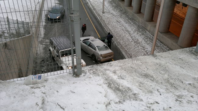 Deux hommes dans la vingtaine, connus des policiers, ont été interpellés à la suite d’un spectaculaire accident survenu dimanche après-midi, sur l’autoroute 25, à Laval.