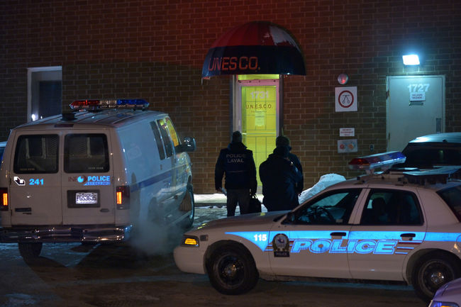 Les policiers de Laval ont arrêté 12 hommes et trois femmes dans ce local industriel de Laval.