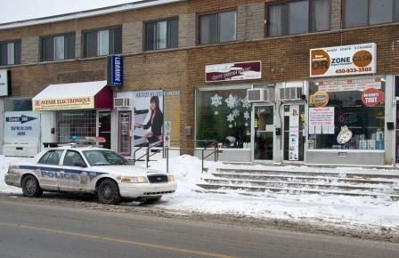 La police de Laval recherchait trois jeunes hommes suspectés d’avoir commis un vol qualifié dans un commerce de Laval, samedi matin.