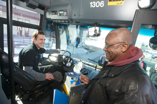 Les aînés prennent le bus gratuitement depuis le 1 mai 2014.