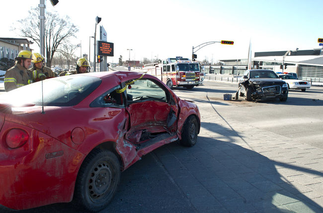 L'accident semble avoir été violent si on se fie à l'état des véhicules impliqués dans la collision.