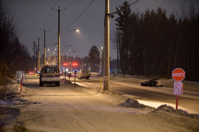 <p>Un motoneigiste se trouvait entre la vie et la mort, le mercredi 19 mars 2014 en soirée, après avoir raté un virage du sentier sur lequel il circulait et atterri sur la chaussé du boulevard Michèle-Bohec, à Blainville.</p><p>ERIK PETERS/AGENCE QMI