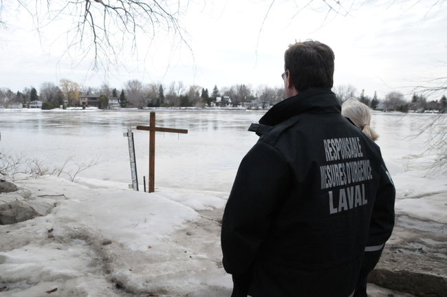 Depuis déjà quelques semaine, l'unité des mesures d'urgence surveille les rivières des Prairies et des Mille Îles. Ici, des employés surveillent le niveau de la rivière des Prairies.