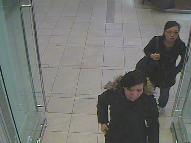 Le Service de police de Laval tente d’identifier deux femmes soupçonnées d’avoir volé quatre sacs à main, d’une valeur totale de 1500$.