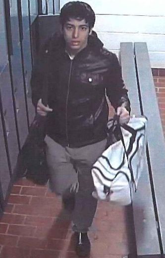 La police de Laval tente d’identifier un homme suspecté d’avoir commis des vols dans des casiers des vestiaires de la piscine du Cégep Montmorency.