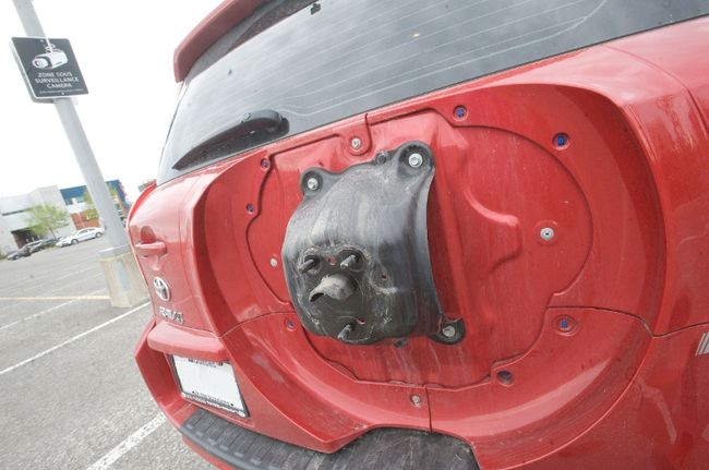 Bien que les stationnements soient sous la surveillance de caméras vidéo, les voleurs ne semblent pas se gêner pour voler entre autre les roues de secours des Rav4.