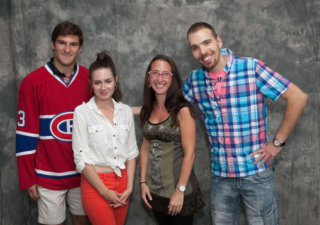De gauche à droite : l’espoir des Canadiens de Montréal Jérémy Grégoire, la porte-parole et comédienne Alyssa Labelle, Chantale Baillargeon, directrice générale de l’AJBQ, et Simon Bédard, porte-parole et journaliste sportif.