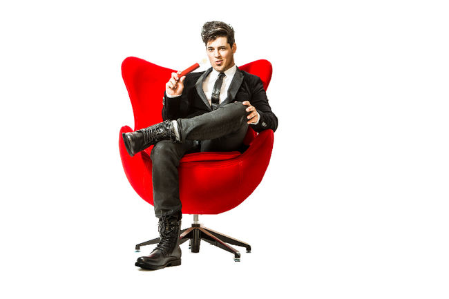 Le magicien-humoriste Vincent C passera une bonne partie de l’automne en Europe où il poursuit sa participation au &lt;I&gt;Comedy Majik Cho&lt;I&gt;. En plus, il est à préparer son premier spectacle solo qu’il aimerait présenter au Québec dans un an.