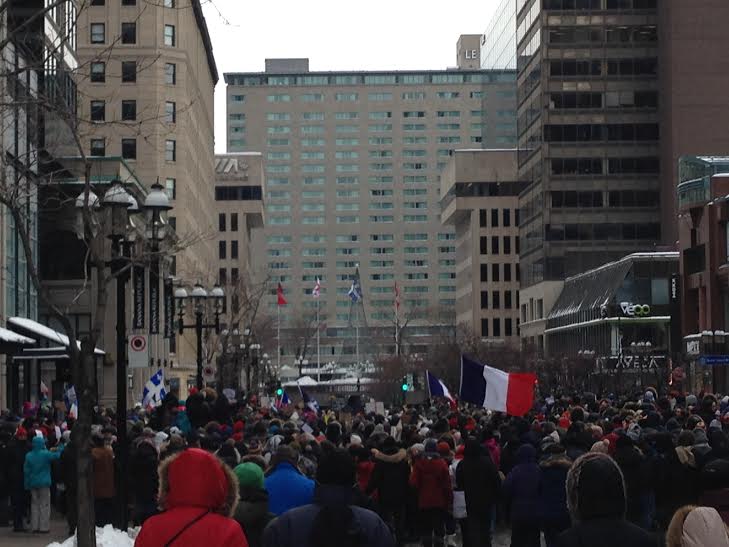 Des centaines de personnes ont marché dans les rues de Montréal, dimanche, afin de soutenir les victimes du drame du journal satirique Charlie Hebdo et au nom de la liberté d'expression.