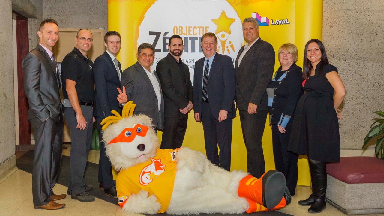Entourant la mascotte OZ, on reconnait dans l’ordre Philippe Henri de la Banque Nationale, Jocelyn Provencher de Sports experts, Danik Labbé de Mercedes-Benz Laval, Sam et Julien Char de Sunwing.ca, Marc Demers, maire de Laval et président d’honneur de la campagne Objectif Zénith, Martin Olivier du Courrier Laval, Judy Jeannin des Restaurants McDonald’s et Stéphanie Girard du Cosmodôme.