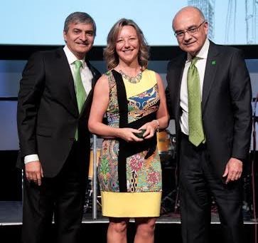 Sur la photo, Bharat Masrani, Président du Groupe et chef de la direction, Groupe Banque TD (à droite) et Riaz Ahmed, Chef de groupe, Assurances, Cartes de crédit et Stratégie d’entreprise, Groupe Banque TD (à gauche) remettent le prix à Josée Larose.