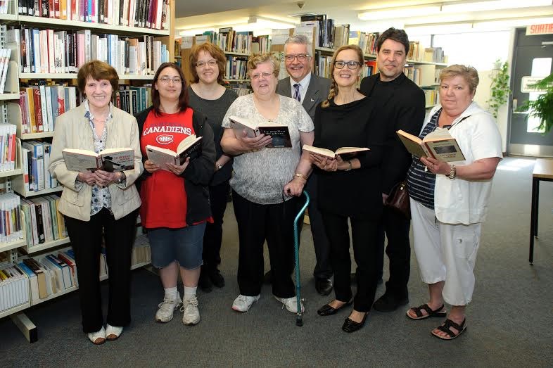 De gauche à droite, Mme Paulette Bélanger, lectrice du Groupe Alpha Laval, Mme Samantha Cherrier-Goulet, lectrice du Groupe Alpha Laval, Mme Nicole Dubeau des Bibliothèques de Laval, Mme Chantal Chevalier, lectrice du Groupe Alpha Laval, M. Raynald Adams, membre du comité exécutif de Laval et conseiller municipal du quartier de Renaud, Mme Sylvie Potvin, comédienne, M. François Brassard, 
coordonnateur du Groupe Alpha Laval et Mme Linda Paradis, lectrice du Groupe Alpha Laval.