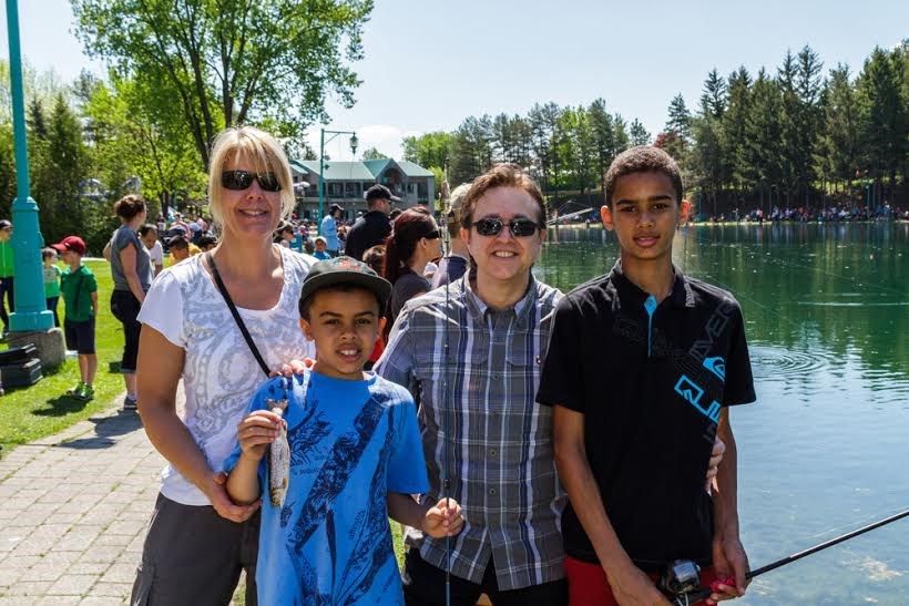 Sur la photo, on distingue M. Paolo Galati, conseiller municipal du quartier de Saint-Vincent-de-Paul et de jeunes pêcheurs heureux de leur prise!