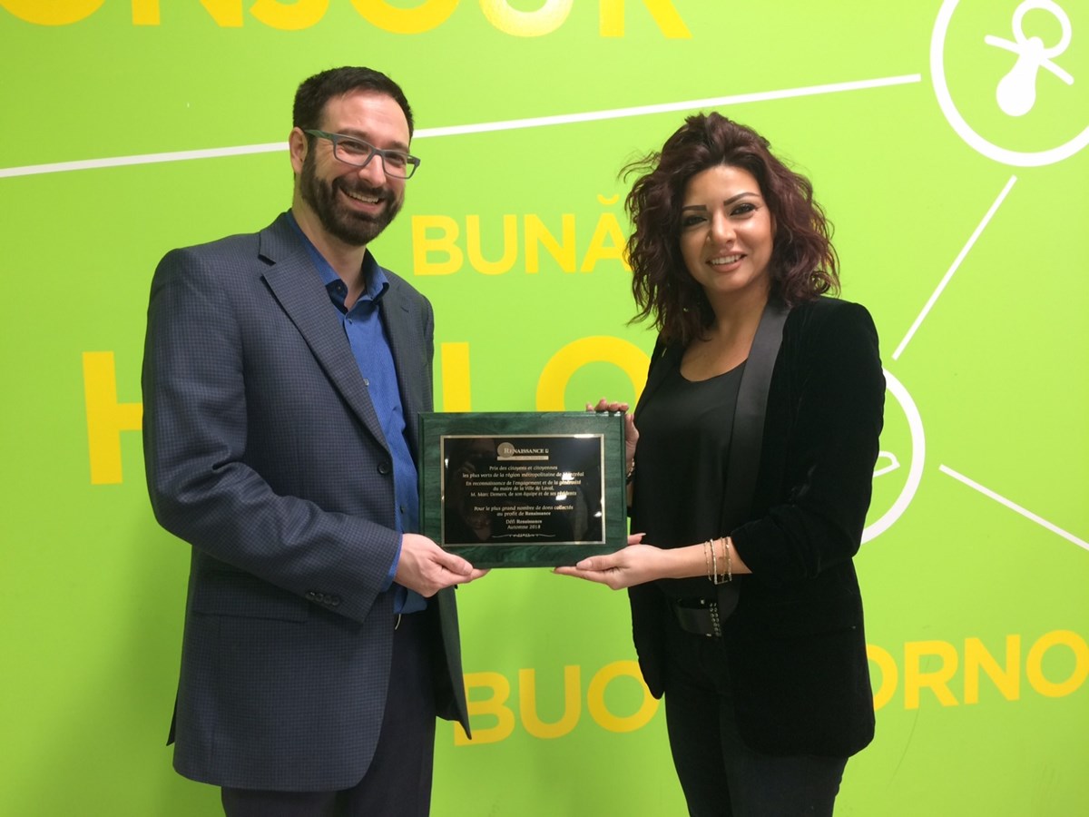  Mme Sandra El-Helou, conseillère municipale – district Souvenir-Labelle à Laval, s’est vu remettre une plaque honorifique des mains de M. Éric St-Arnaud, directeur général de Renaissance