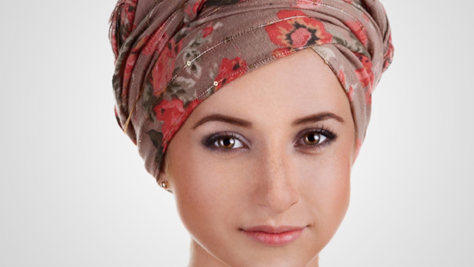 La Clinique capillaire Le Mirage propose à sa clientèle une vaste gamme de foulards et chapeaux. 
