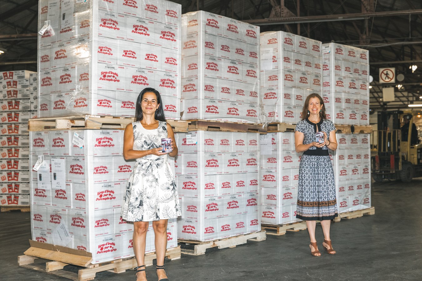 Mylène Denicolaï, directrice promotion et développement des marchés des Producteurs et productrices acéricoles du Québec (gauche) accompagnée de Julie Marchand, directrice générale des Banques alimentaires du Québec.