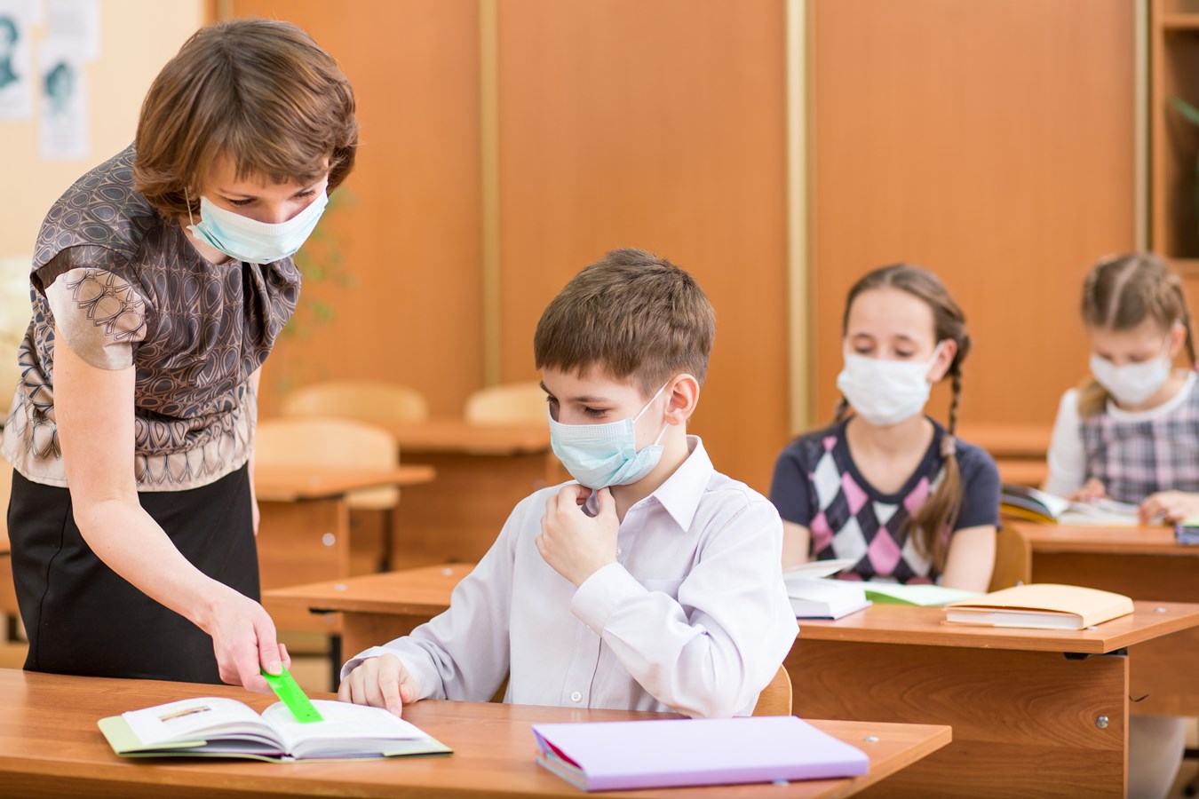 Les enseignants et les parents pourraient être vaccinés plus rapidement
