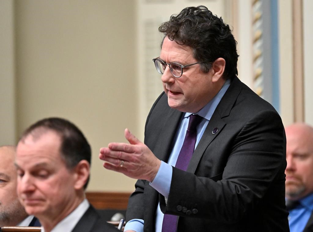 Bernard Drainville expulse les pratiques religieuses dans les écoles publiques