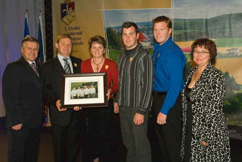 Deux fermes de la Beauce se distinguent au gala régional de l’Ordre national du mérite agricole 2007