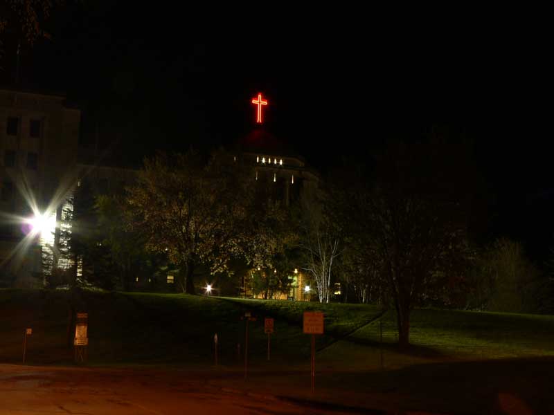 La croix du Cégep illumine à nouveau le ciel de Saint-Georges