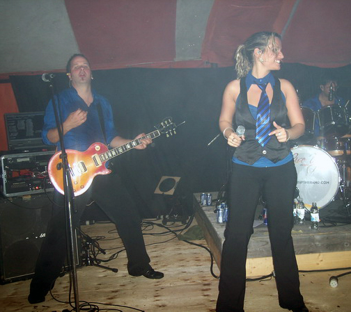 Du soleil sous la tente au super beach party de Saint-Ludger