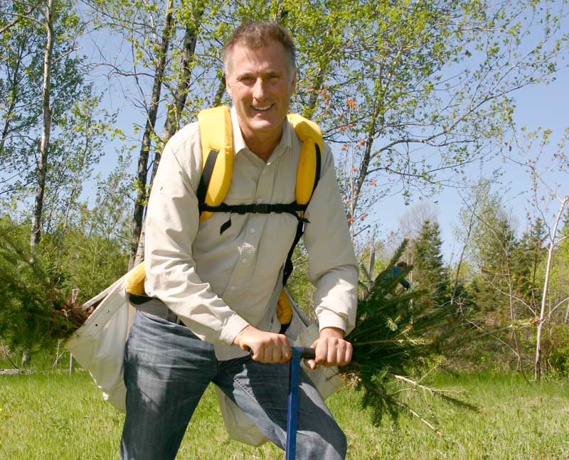Maxime Bernier montre l’exemple en plantant des arbres