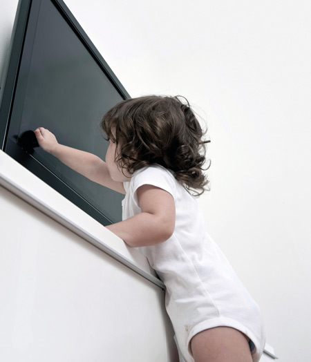 Meubles et téléviseurs chancelants : un danger pour les enfants