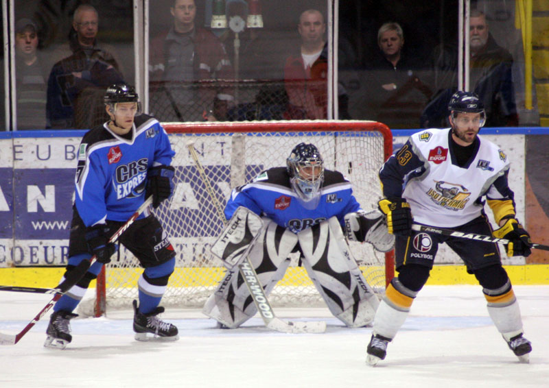 Frédéric Deschesnes se dresse tel un mur devant l'Isothermic