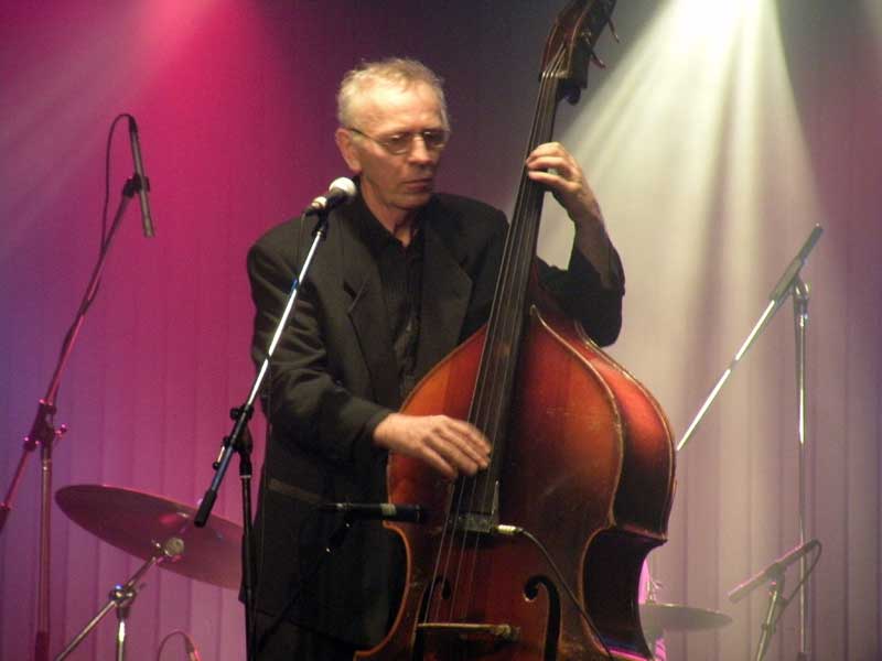Le bluesman Stephen Barry en met plein les oreilles