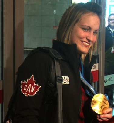 Marie-Philip Poulin accueillie en véritable héroïne à l'aéroport de Québec