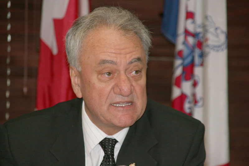 Le maire François Fecteau rétorque à Carette