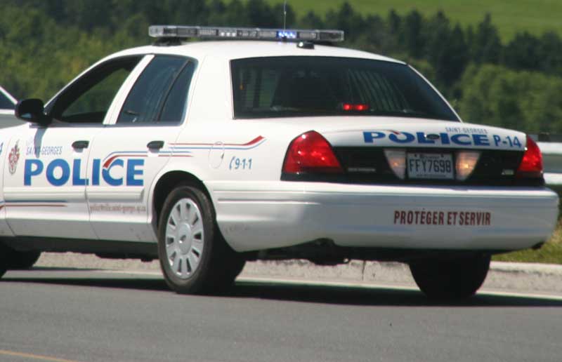 Un homme ivre heurte une patrouille du Service de police de Saint-Georges