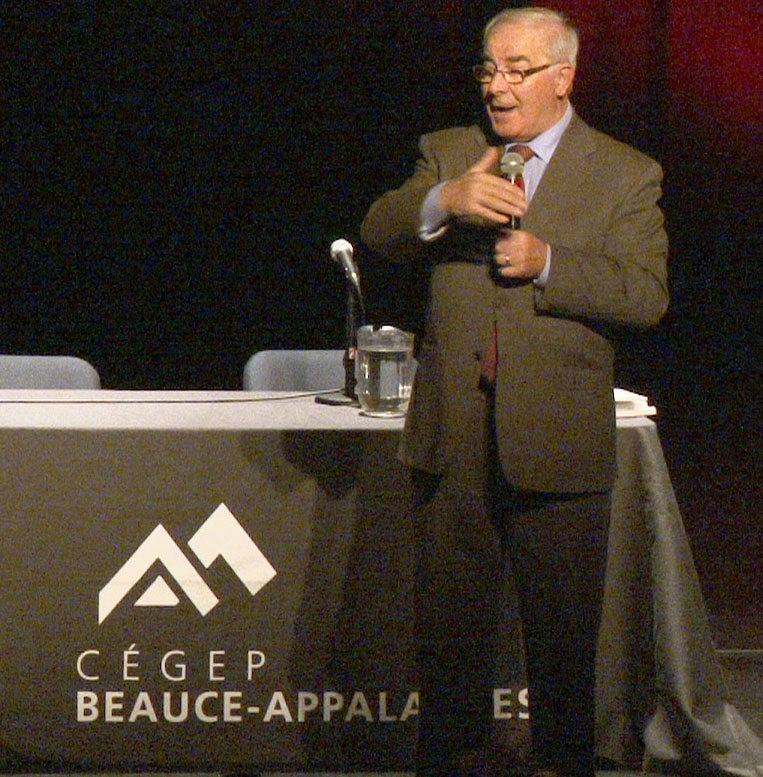 Ricardo Petrella met en garde les jeunes contre la globalisation