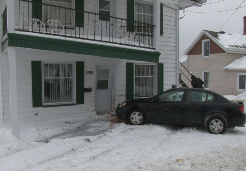 Une conductrice termine sa course contre une résidence