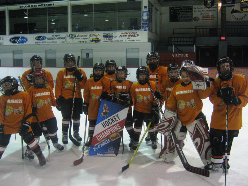 De jeunes hockeyeurs s’en donnent à cœur joie au championnat de hockey primaire
