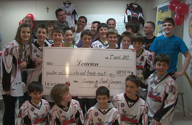 De jeunes hockeyeurs se font raser les cheveux pour Leucan