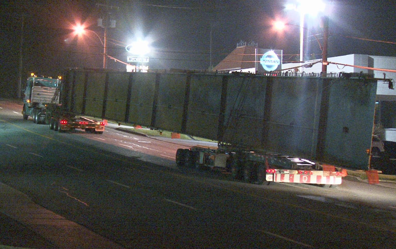 Les immenses poutres pour le pont de l'autoroute 73 arrivent