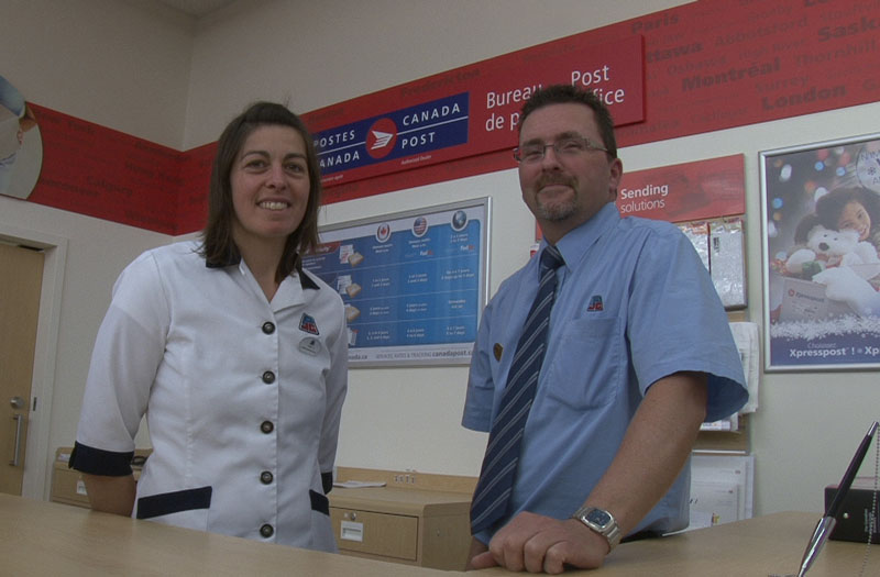 La pharmacie Jean Coutu de Place Centre-Ville ouvre un comptoir postal