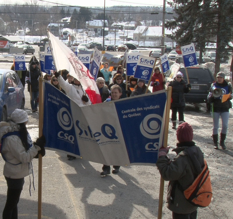 Des intervenantes de centres de la petite enfance manifestent